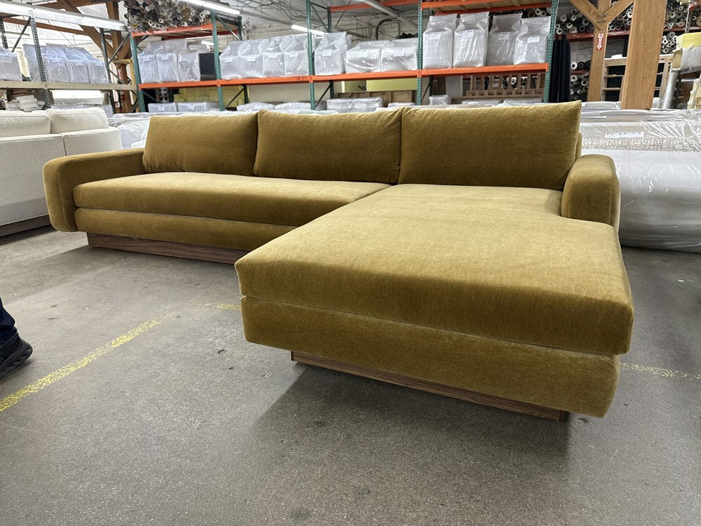 Mesa Sectional w/ Chaise